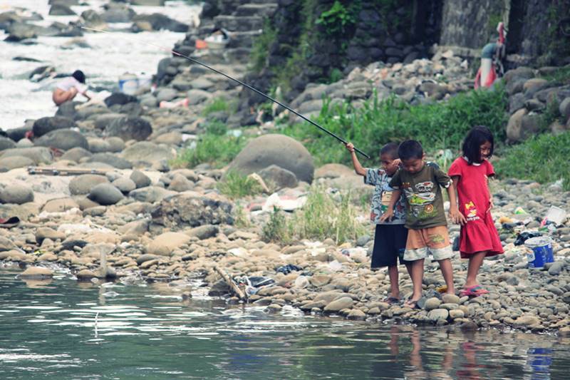 Perhatikan Latar Belakang